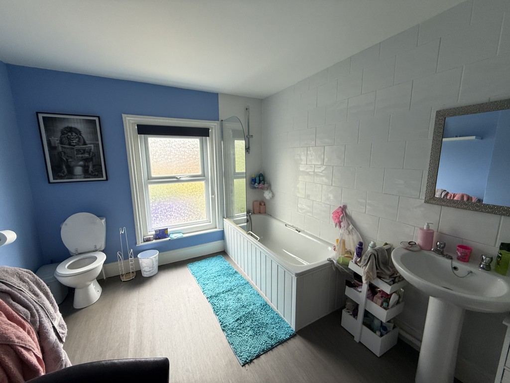 Lot: 102 - FREEHOLD HOUSE FOR INVESTMENT - First floor bathroom with white suite